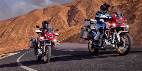 Una Honda Africa Twin in un contesto panoramico