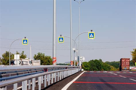 Strada moderna con segnaletica aggiornata