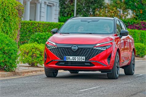 Nissan Qashqai rosso brillante in città