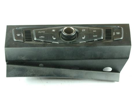 Dettaglio del pannello di controllo del climatizzatore automatico di un'Audi Q2