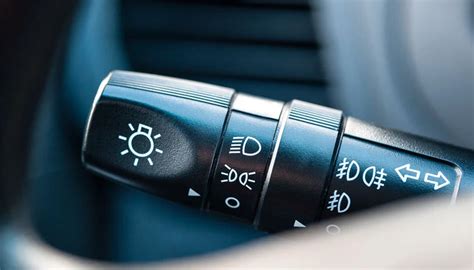 Posizione tipica dell'interruttore luci di stop sotto il pedale del freno
