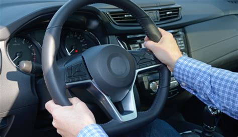 Meccanico che controlla lo sterzo dell'auto