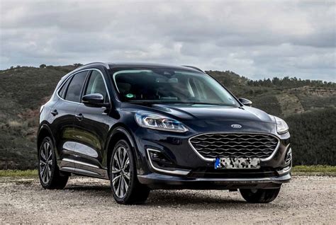 Veduta frontale e laterale dell'evoluzione della Ford Kuga nel corso delle generazioni