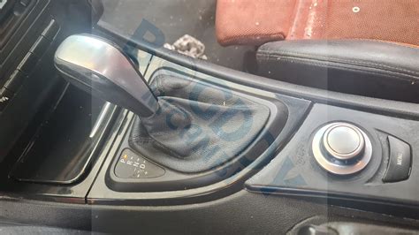Dettaglio dell'interno dell'abitacolo e del selettore del cambio automatico della Ford Kuga di ultima generazione