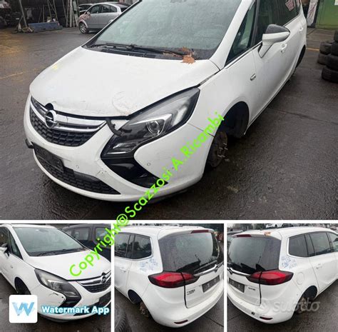 Ricambi auto Opel Zafira in un magazzino