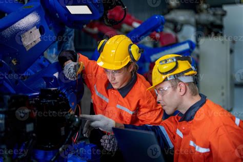 Tecnico che controlla un'auto sportiva