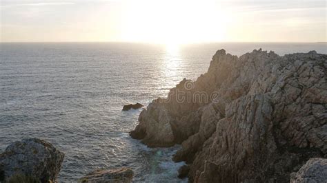 paesaggio costiero ligure con motociclista in viaggio
