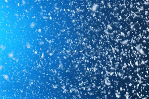 Immagine di fiocchi di neve che cadono dolcemente