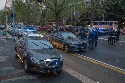 Automobilista che chiama i soccorsi con un'auto in panne