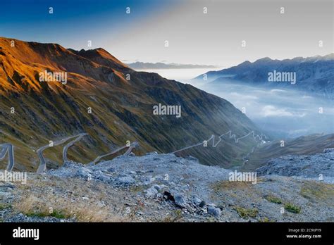 panorama di montagne innevate con una strada tortuosa