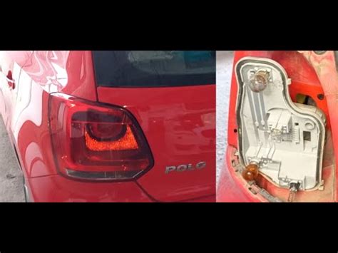 Logo posteriore di una Volkswagen Polo con il triangolino inferiore aperto per l'inserimento della chiave.