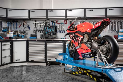 Un'officina moto moderna con attrezzi e una moto sul sollevatore