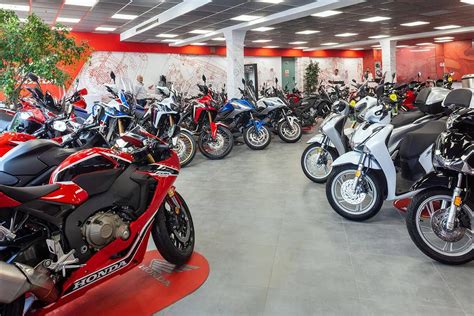 Un'esposizione di moto nuove Honda e Suzuki in un concessionario