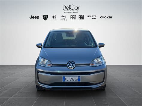 Volkswagen Eco Up! in stazione di servizio metano