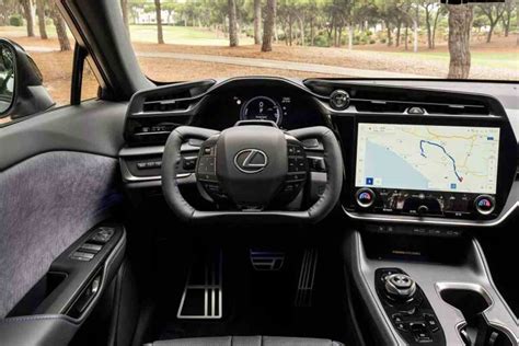 Interni della Lexus RZ con touchscreen centrale