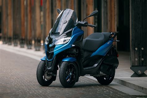 Piaggio MP3 Hybrid 300 con dettagli blu