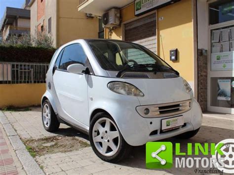 Smart City Coupé 600 parcheggiata in città