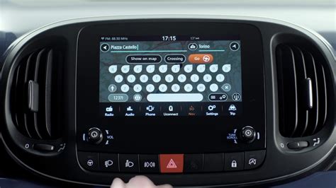Interni Fiat 500L con display UConnect