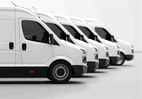 Flotta di furgoni Fiat Doblò parcheggiati