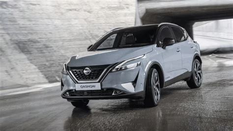 Nissan Qashqai in un contesto urbano elegante