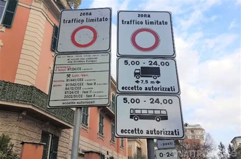 Segnaletica ZTL con divieto per auto ibride ed elettriche a Ravenna