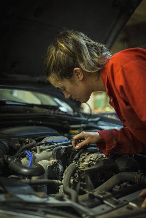 Meccanico che ispeziona un motore di automobile