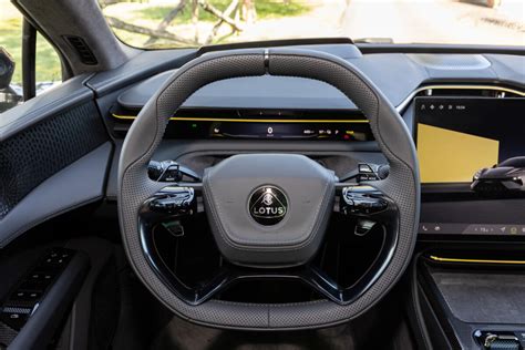 Interno del volante con componenti visibili
