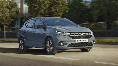 Dacia Sandero Stepway in ambiente urbano con protezioni in plastica nera