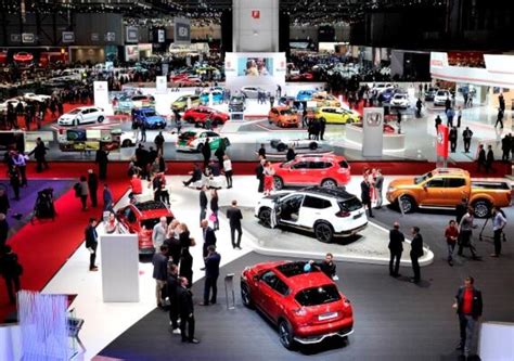 Panoramica di diverse auto giapponesi in mostra