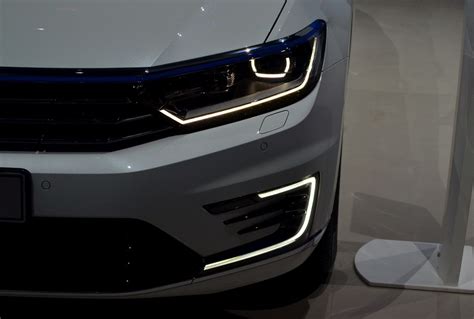 Volkswagen Passat B8 con fari LED accesi