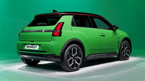 Renault 5 E-Tech Electric in movimento, mostrando la fluidità delle sospensioni