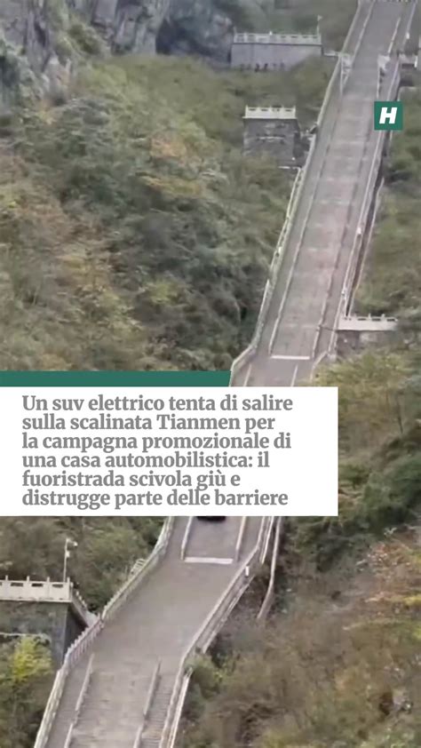 Un SUV moderno che affronta una ripida scalinata in pietra in un contesto montano suggestivo