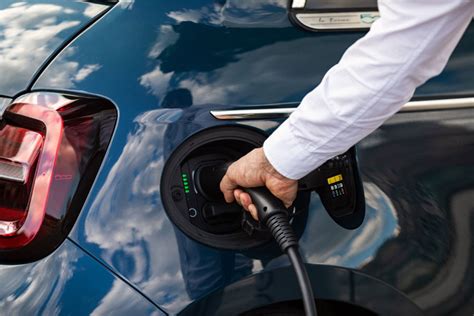 Grafico che illustra i fattori che influenzano l'autonomia di un'auto elettrica