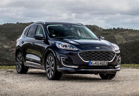 Ford Kuga Plug-in Hybrid su strada
