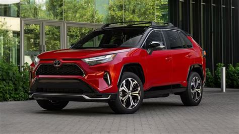 Toyota RAV4 Plug-In Hybrid in un ambiente urbano