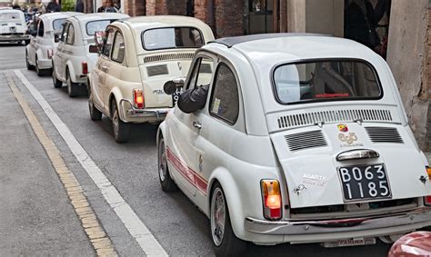 Automobili d'epoca con targhe nere originali italiane in un raduno