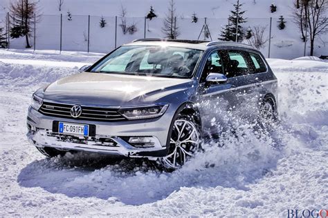 Volkswagen Passat Alltrack in fuoristrada leggero su fango e neve