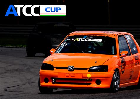 Un'auto da corsa di Formula X Italian Series in azione