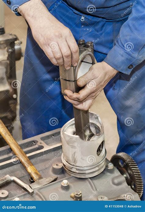 Tecnico che installa un pistone del bagagliaio