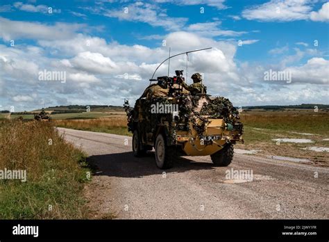 Veicolo 4x4 in azione su terreno montano