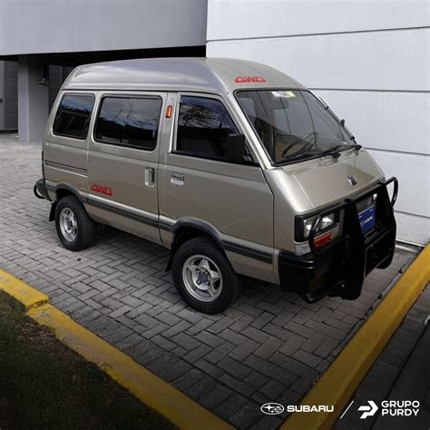 Un Subaru Libero d'epoca parcheggiato