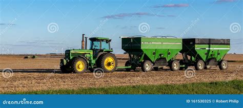 Trattore agricolo parcheggiato in un campo