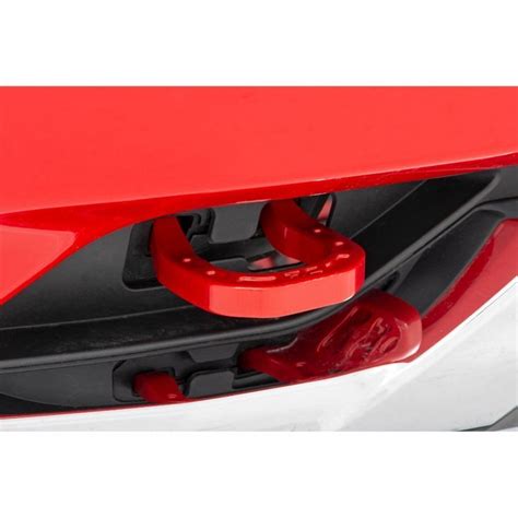 Dettaglio del paraurti anteriore con ganci traino rossi della Fiat Panda Cross