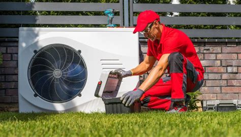 Tecnico che esegue la manutenzione di una pompa di calore