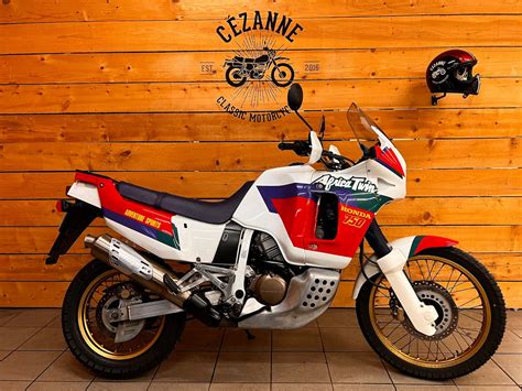 Honda Africa Twin 750 in un contesto avventuroso