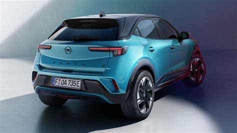 Schema che illustra le diverse versioni dell'Opel Mokka con le relative caratteristiche principali