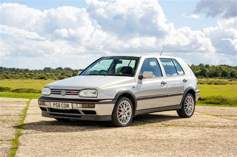 Volkswagen Golf Mk3 GTI di profilo con dettaglio scarico