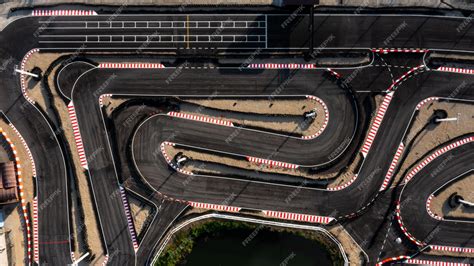 Vista aerea di un circuito automobilistico con paddock affollato