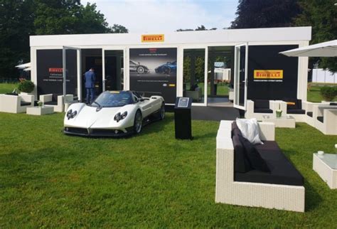 Un elegante container showroom utilizzato per esposizione in un evento sportivo