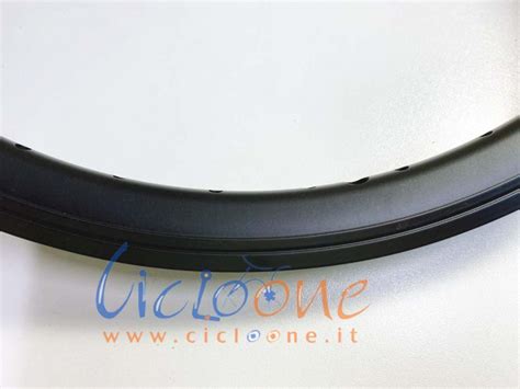 Dettaglio di un cerchio a doppia camera per city bike